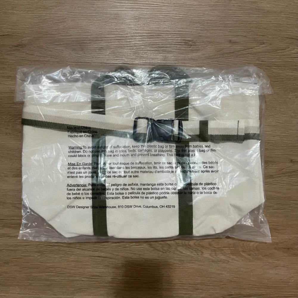 NWOT Stylish Cream Canvas Tote with Travel Band/Ivory & Green